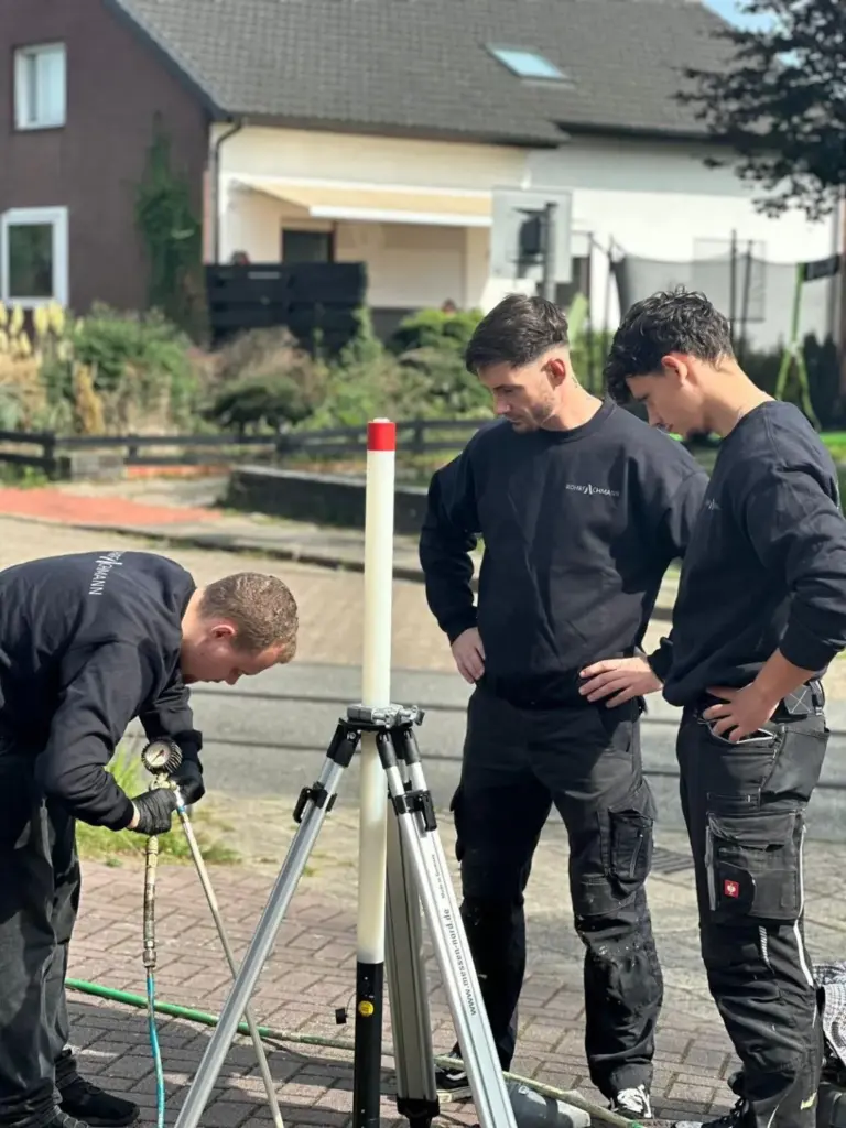 Team von Rohrfachmann bei Vermessung und Ortung mit Messstativ