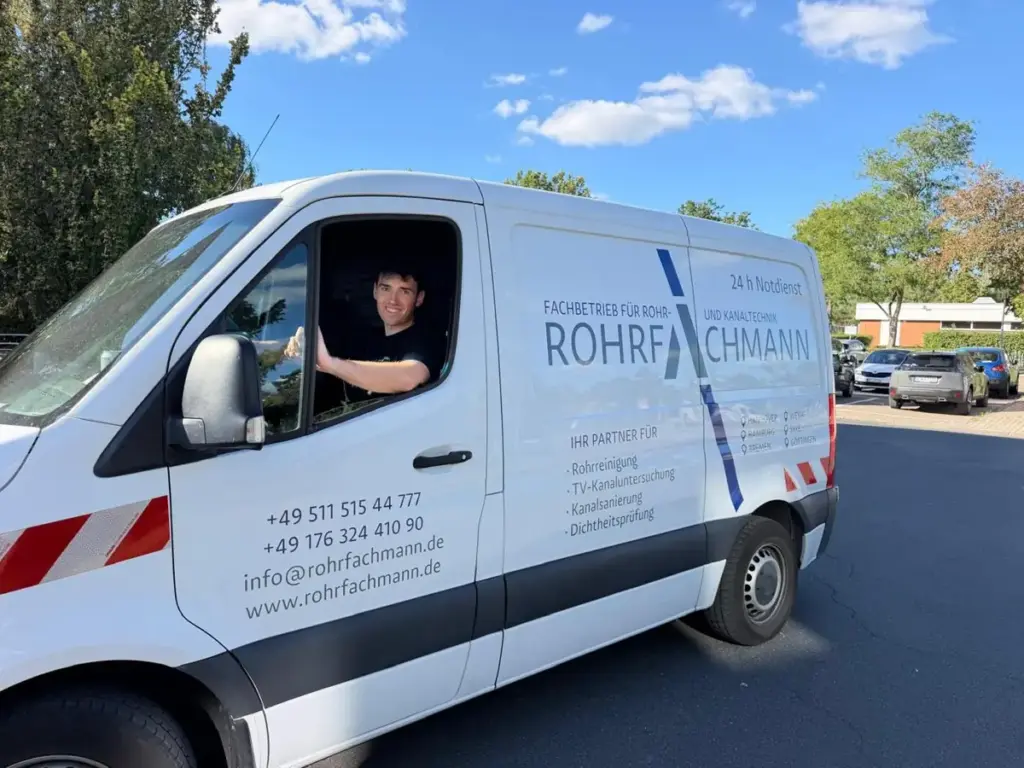 Mitarbeiter von Rohrfachmann im Servicefahrzeug